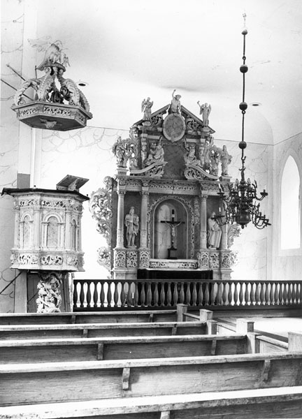 Attēls:Landzes baznicas altara retabls un kancele.jpg